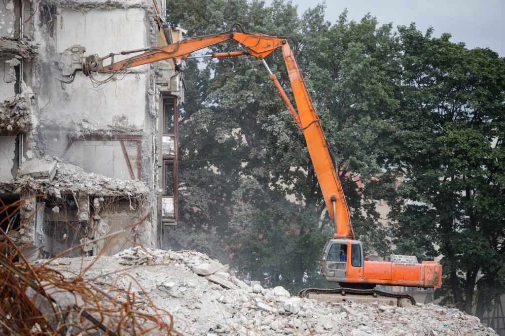 Demolition of building with excavator-destroyer for high-altitude work