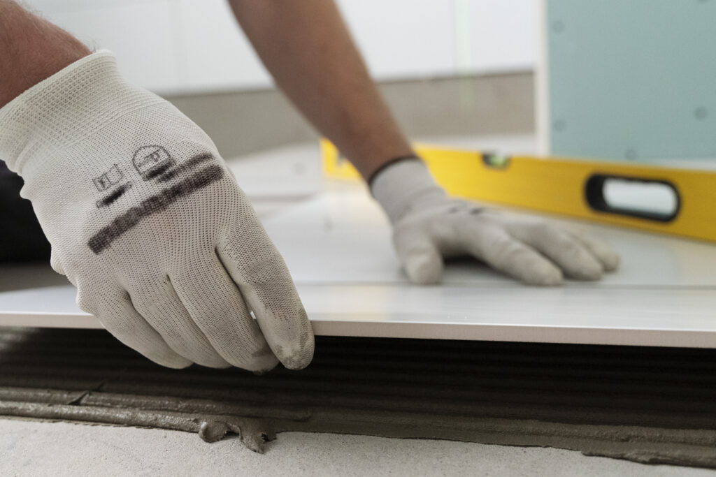 fliesenleger-arbeitet-der-renovierung-der-wohnung